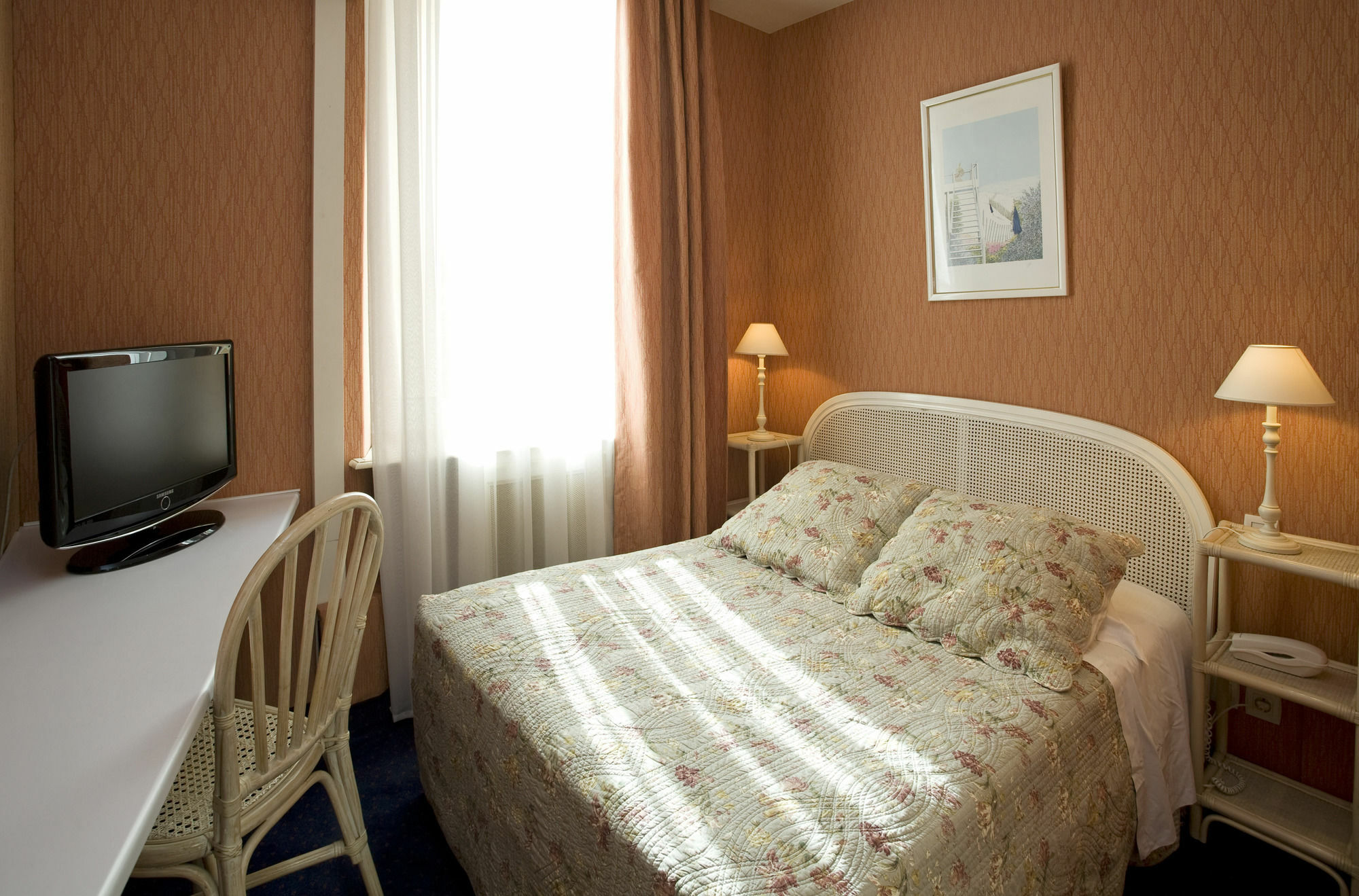 Hotel L'Olivier - Piscine & Parking Канны Экстерьер фото