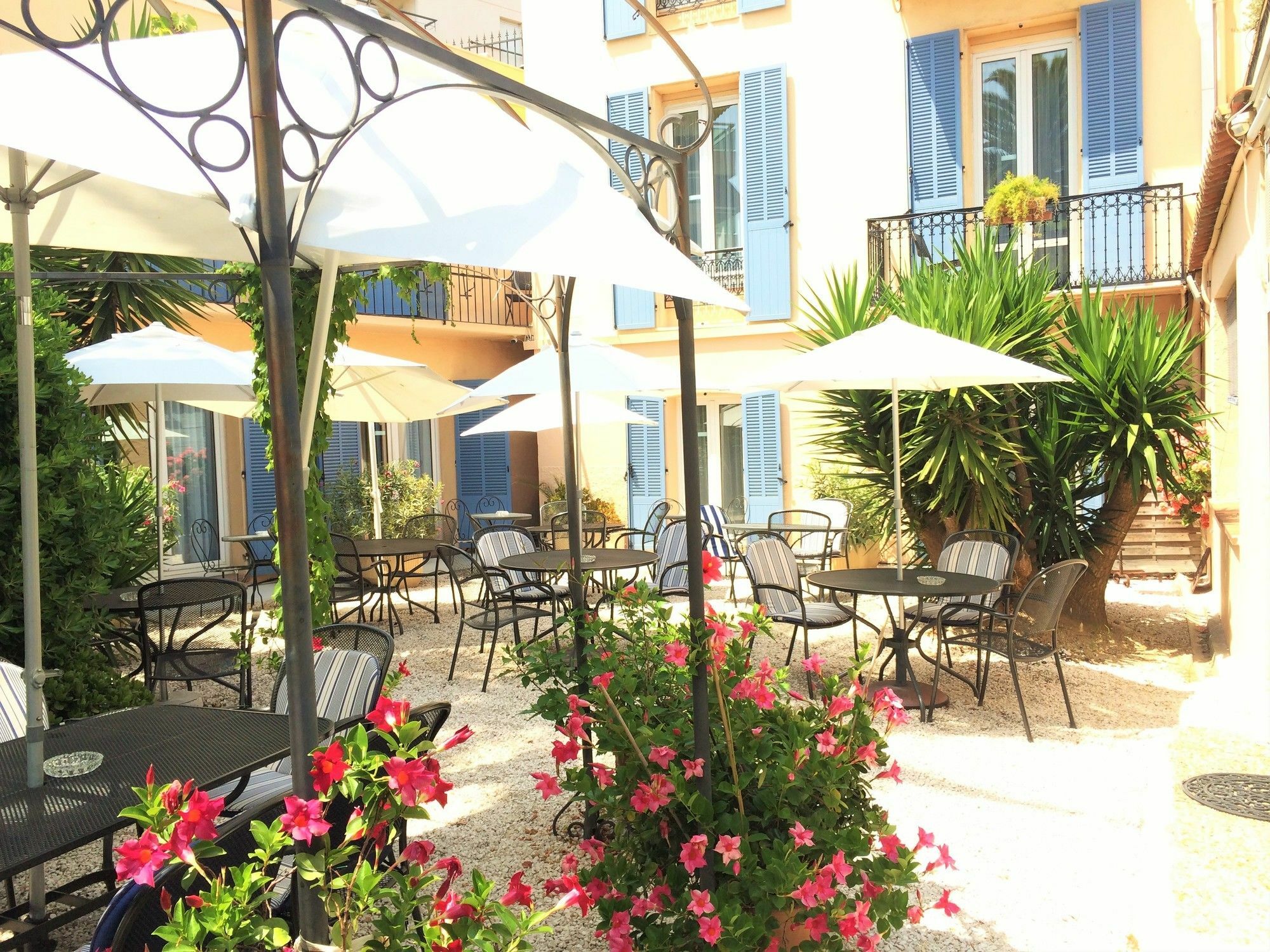 Hotel L'Olivier - Piscine & Parking Канны Экстерьер фото
