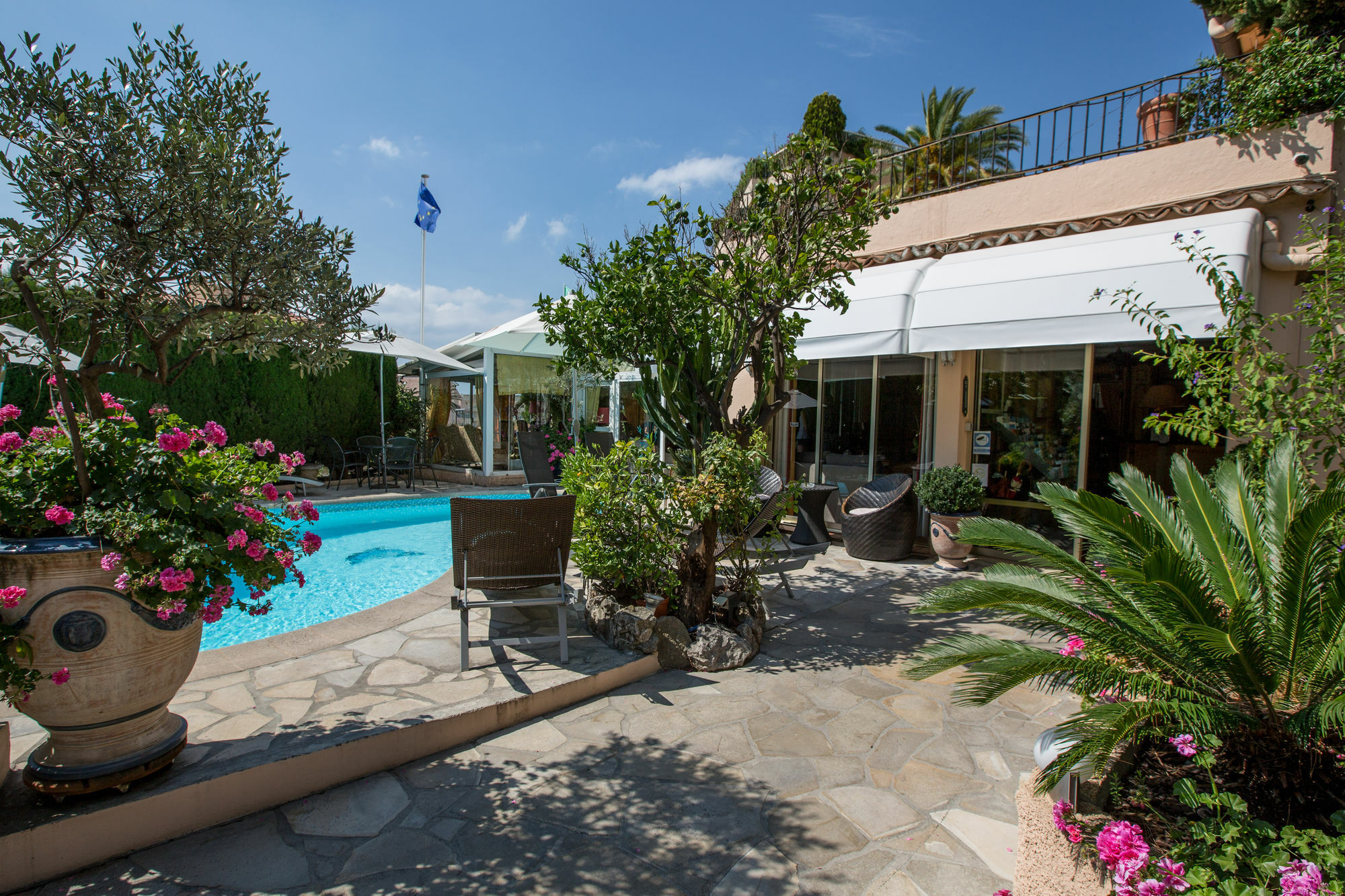 Hotel L'Olivier - Piscine & Parking Канны Экстерьер фото
