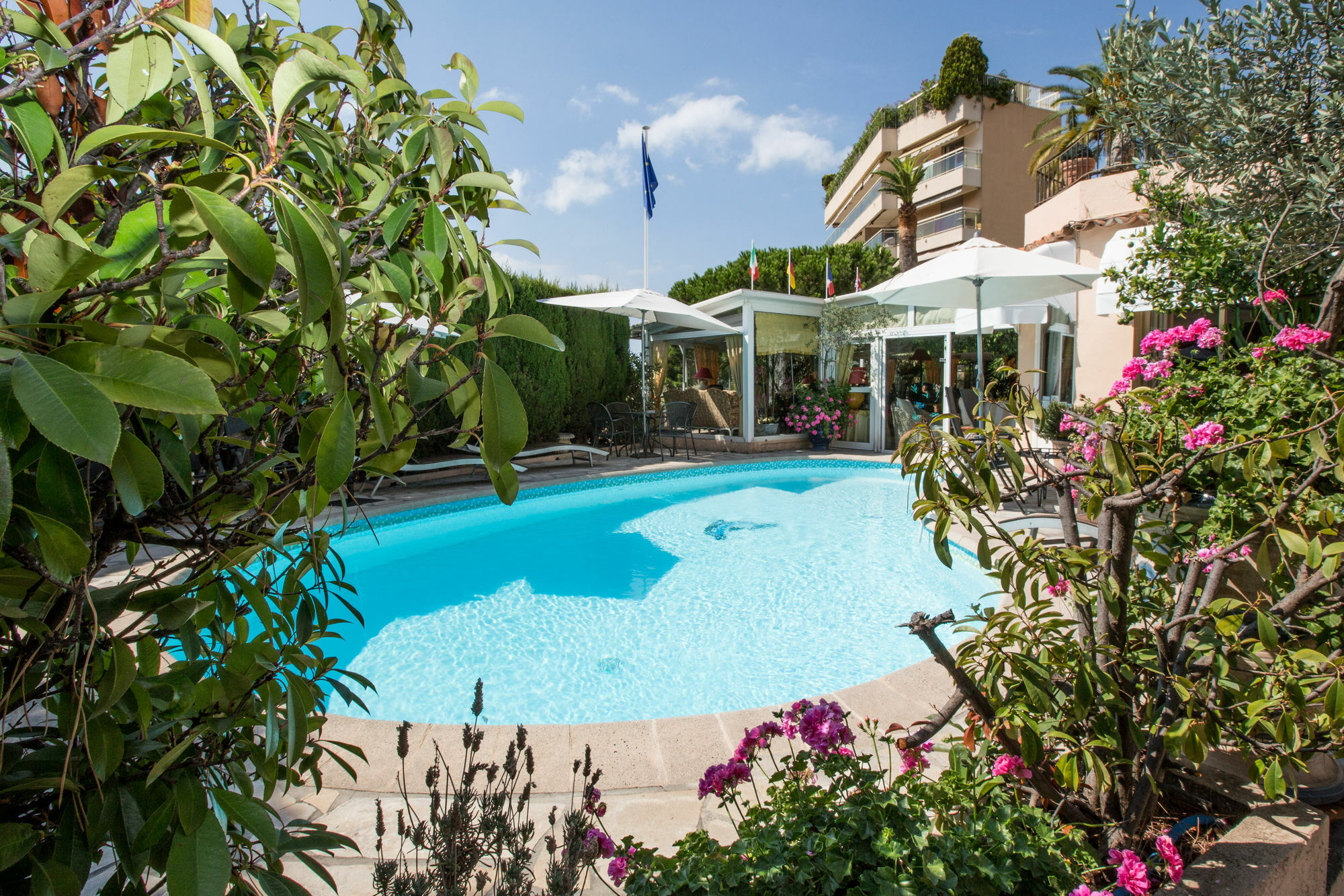 Hotel L'Olivier - Piscine & Parking Канны Экстерьер фото