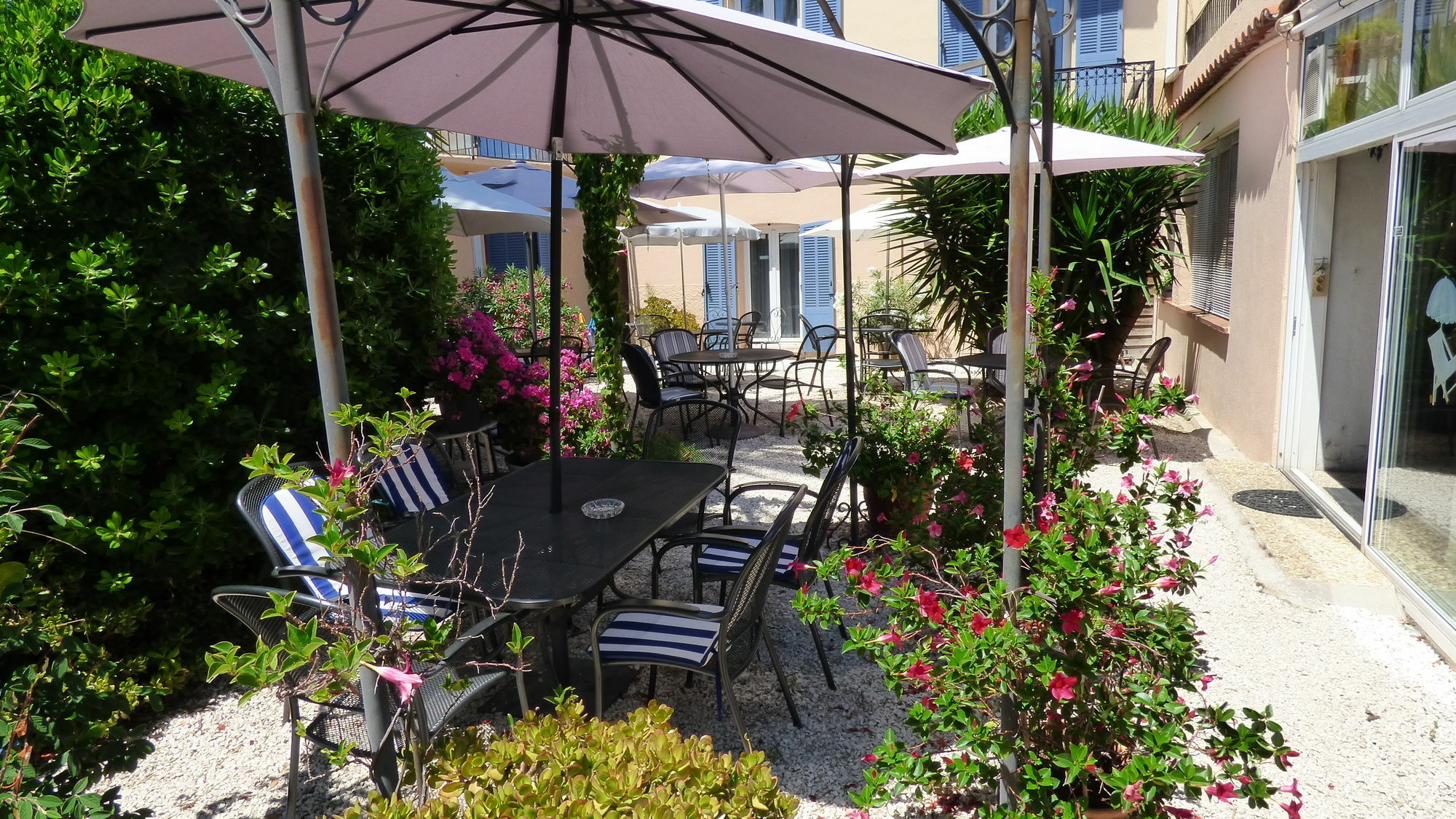 Hotel L'Olivier - Piscine & Parking Канны Экстерьер фото