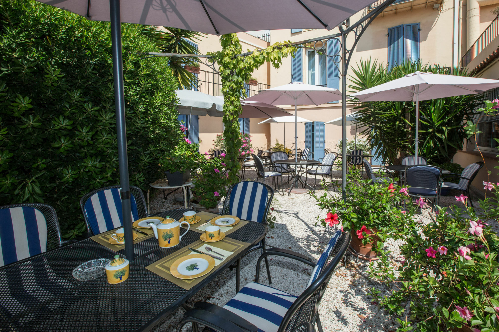 Hotel L'Olivier - Piscine & Parking Канны Экстерьер фото