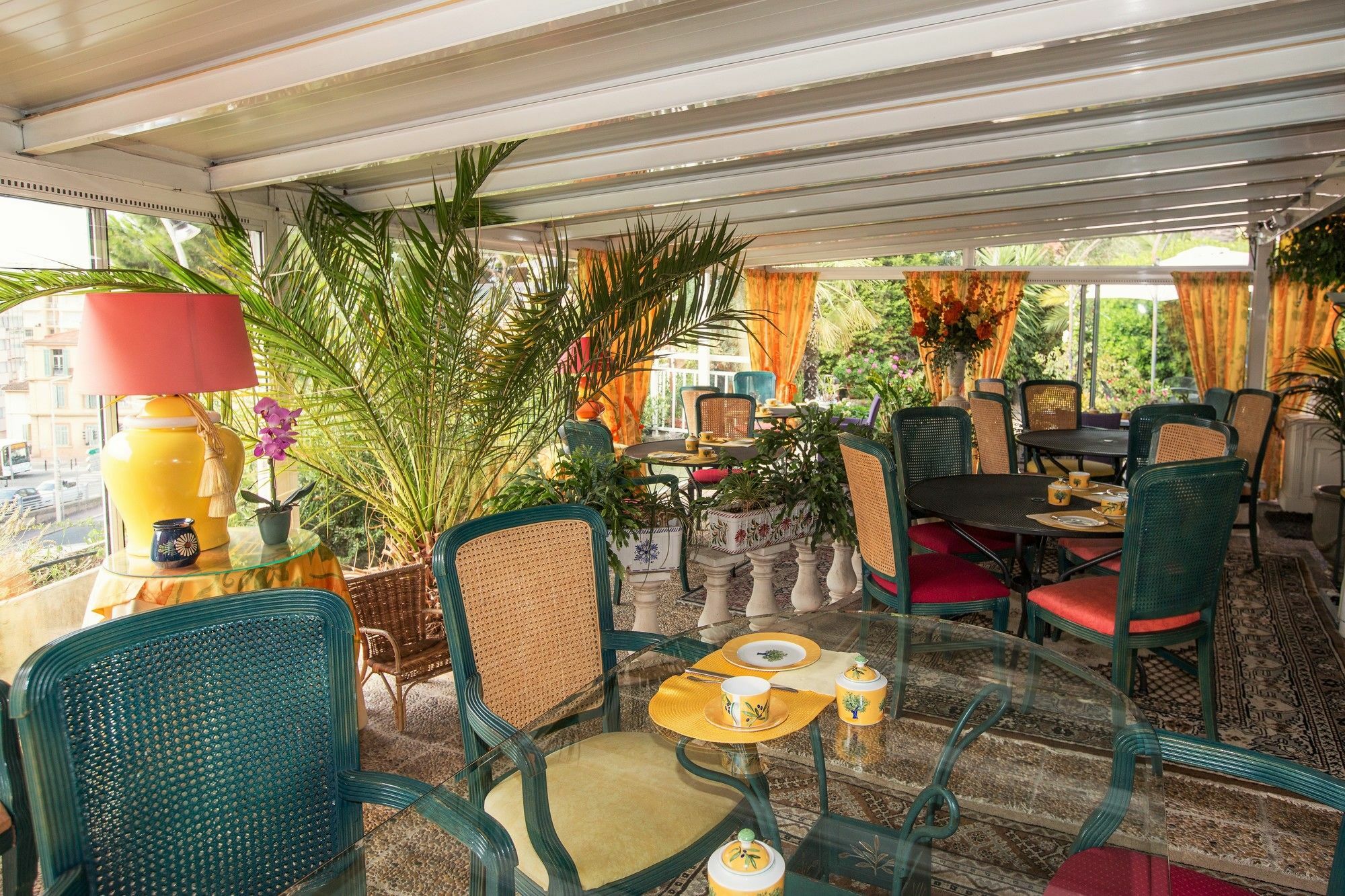 Hotel L'Olivier - Piscine & Parking Канны Экстерьер фото