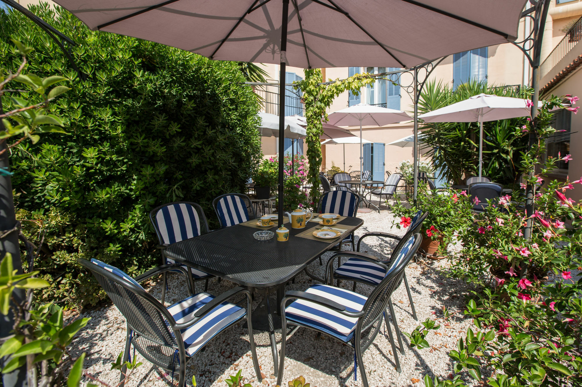 Hotel L'Olivier - Piscine & Parking Канны Экстерьер фото