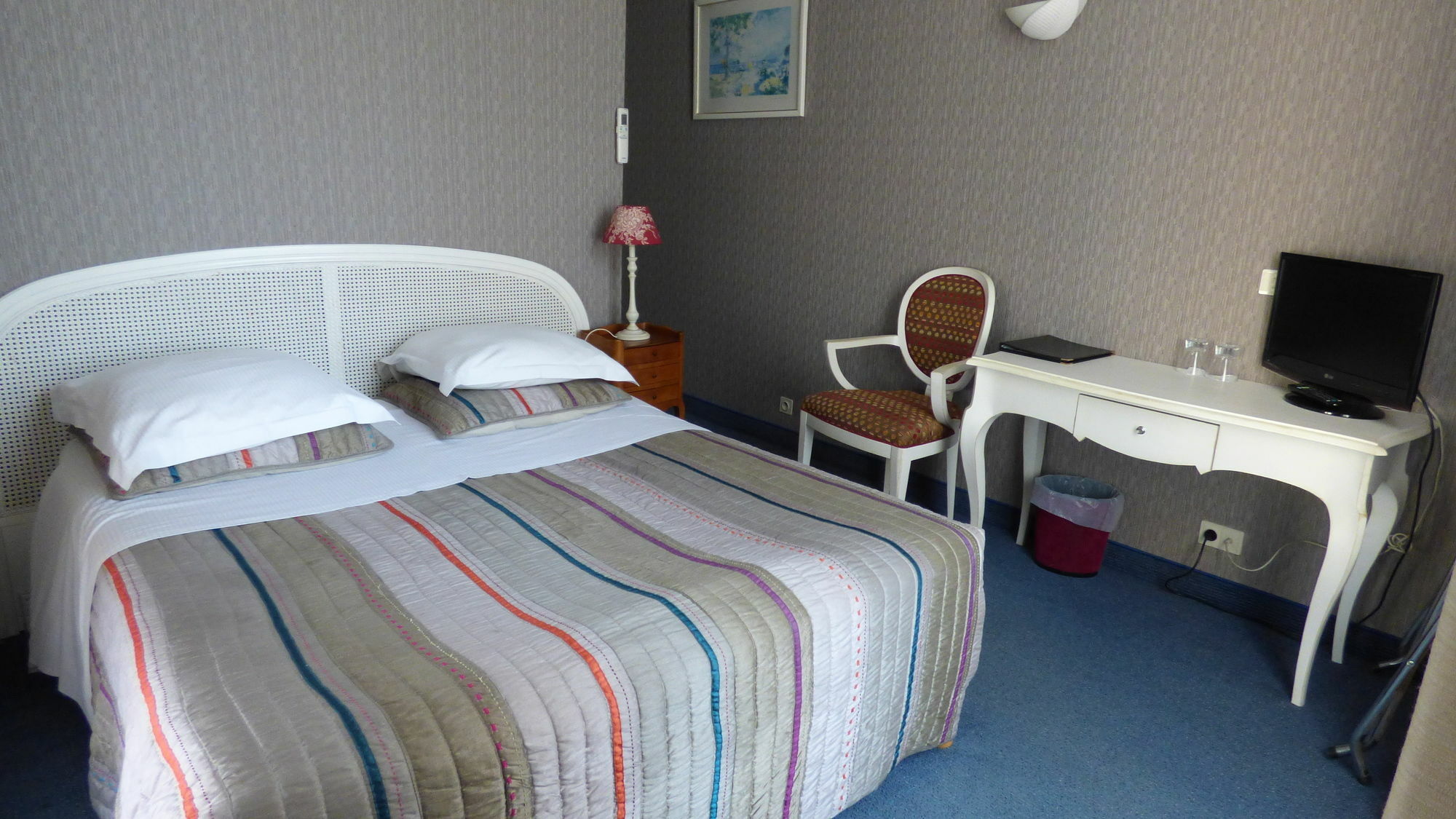 Hotel L'Olivier - Piscine & Parking Канны Экстерьер фото