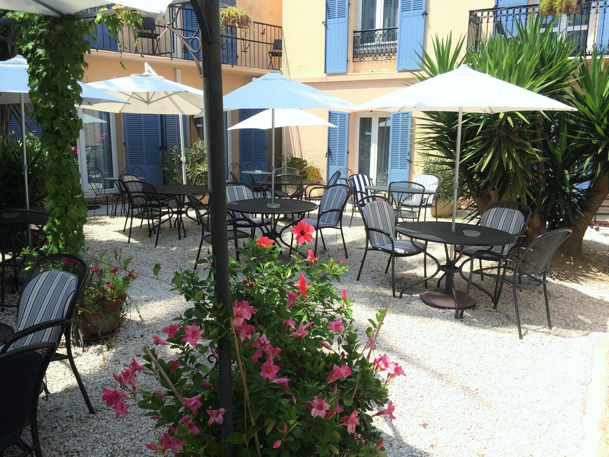 Hotel L'Olivier - Piscine & Parking Канны Экстерьер фото